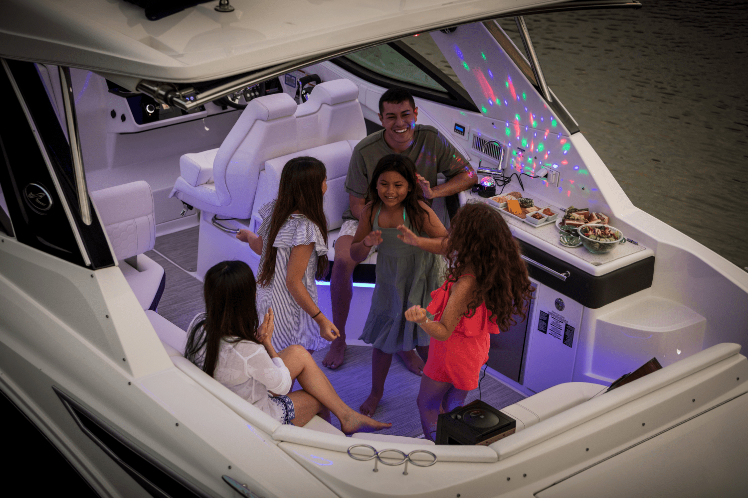 Slide: The Image of Sea Ray Sundancer 320 2024 - 38
