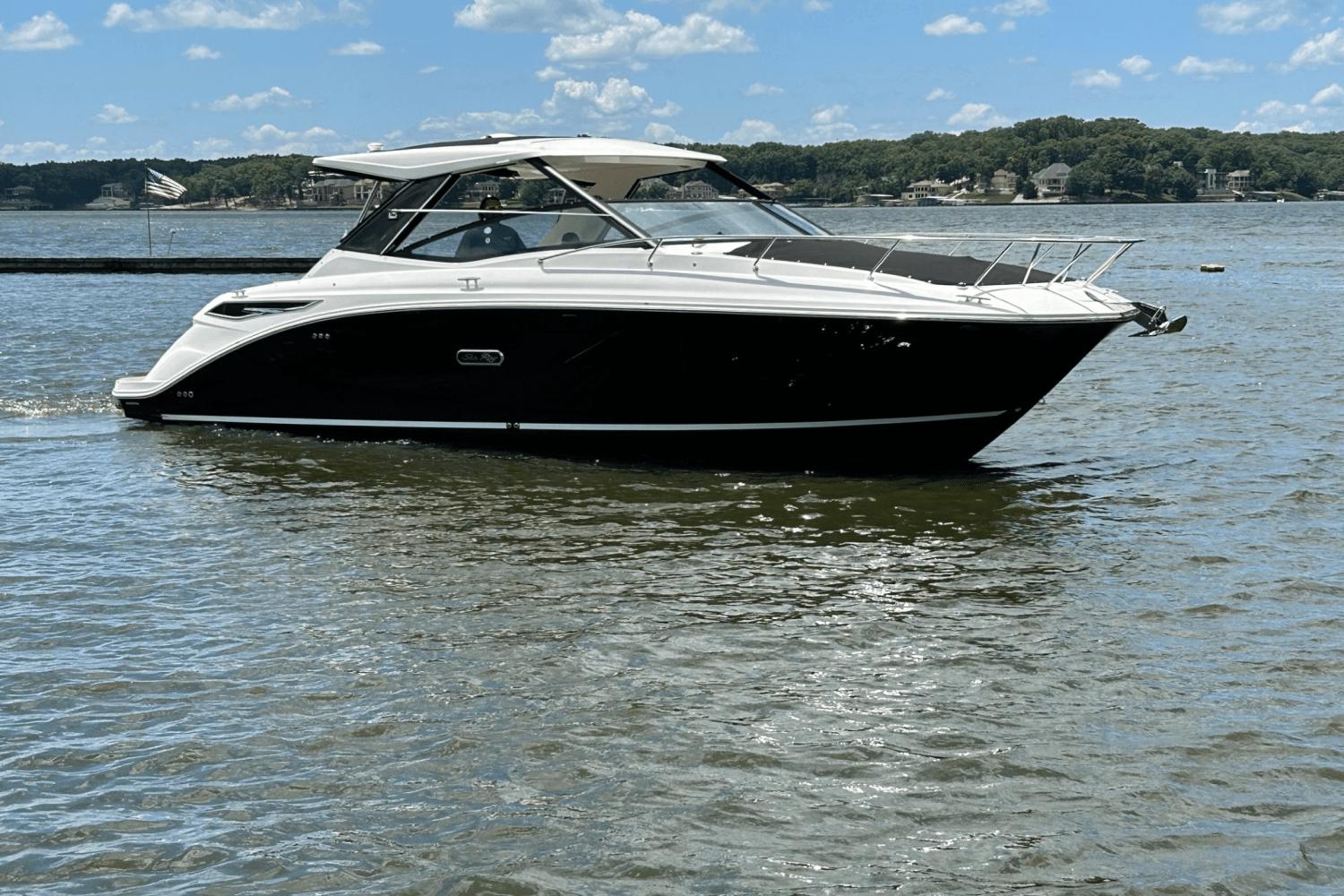 Slide: The Image of Sea Ray Sundancer 320 2025 - 0