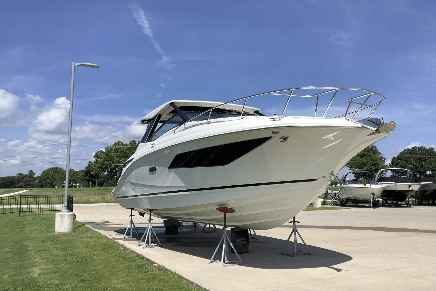 Slide: The Image of Sea Ray Sundancer 320 2025 - 0