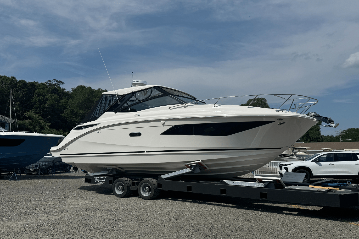Slide: The Image of Sea Ray Sundancer 320 2025 - 1