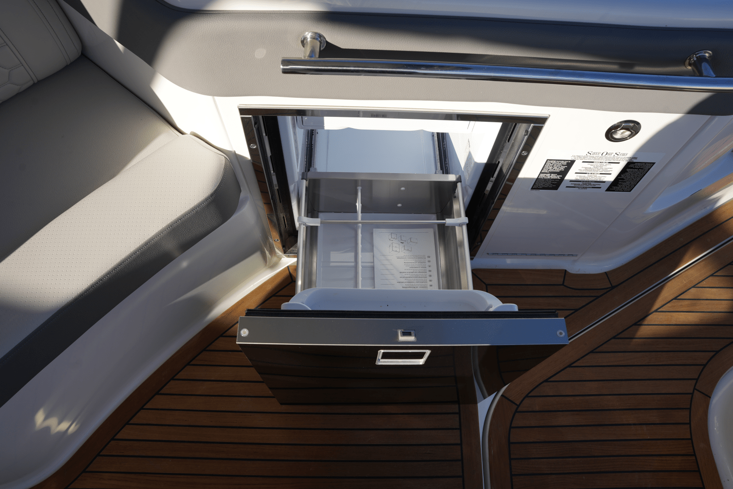 Slide: The Image of Sea Ray Sundancer 320 2025 - 10