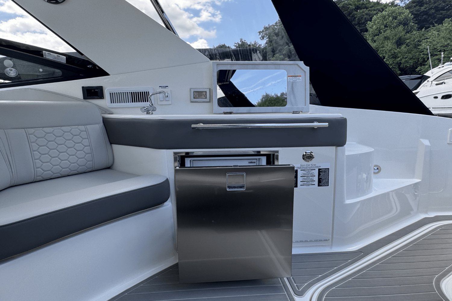 Slide: The Image of Sea Ray Sundancer 320 2025 - 10