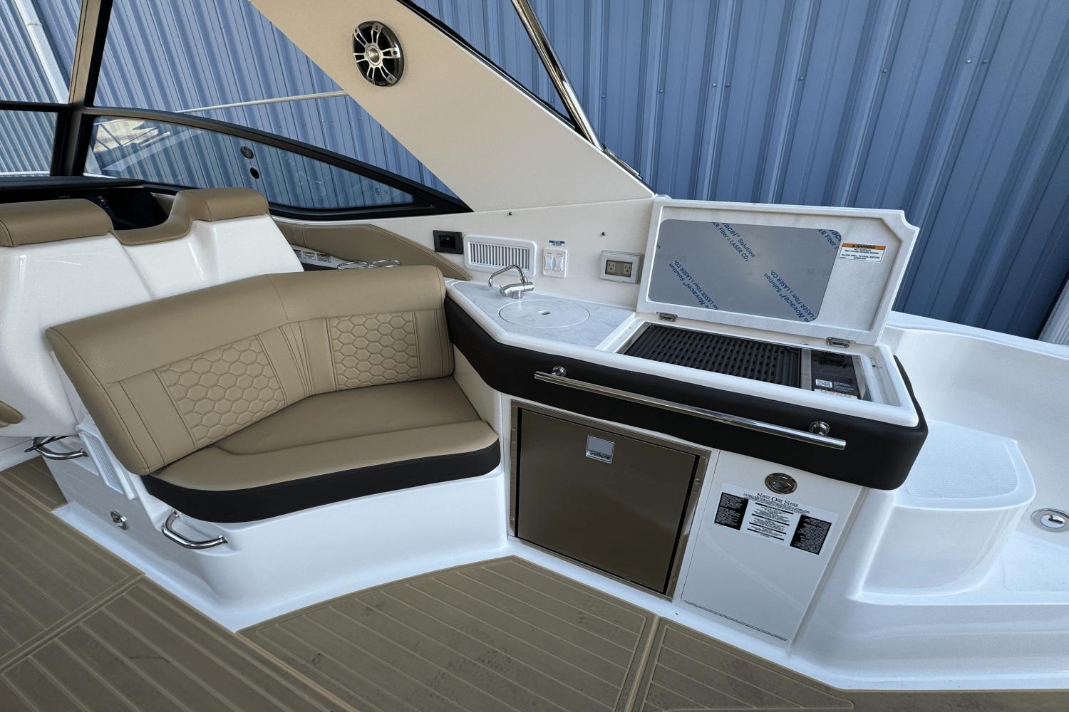 Slide: The Image of Sea Ray Sundancer 320 2025 - 10