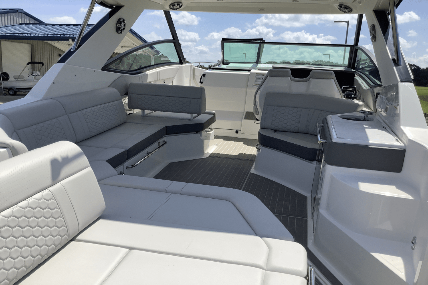 Slide: The Image of Sea Ray Sundancer 320 2025 - 10