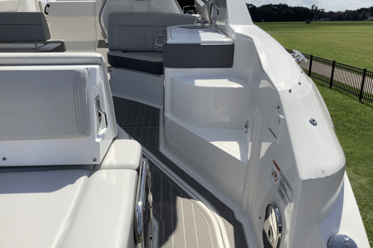 Slide: The Image of Sea Ray Sundancer 320 2025 - 11