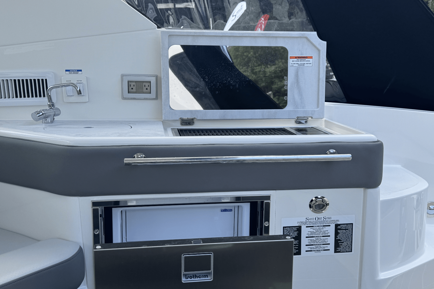 Slide: The Image of Sea Ray Sundancer 320 2025 - 11