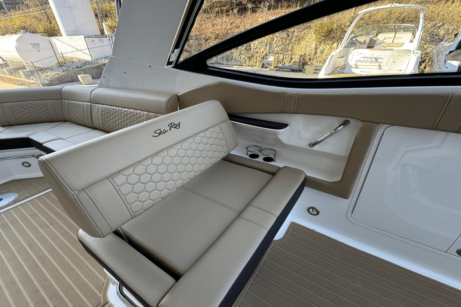 Slide: The Image of Sea Ray Sundancer 320 2025 - 11