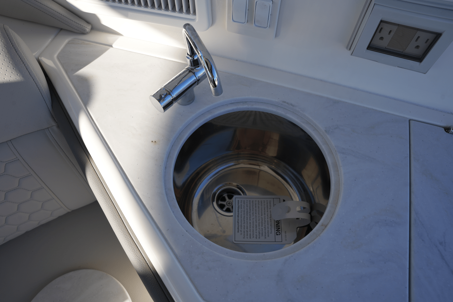 Slide: The Image of Sea Ray Sundancer 320 2025 - 11