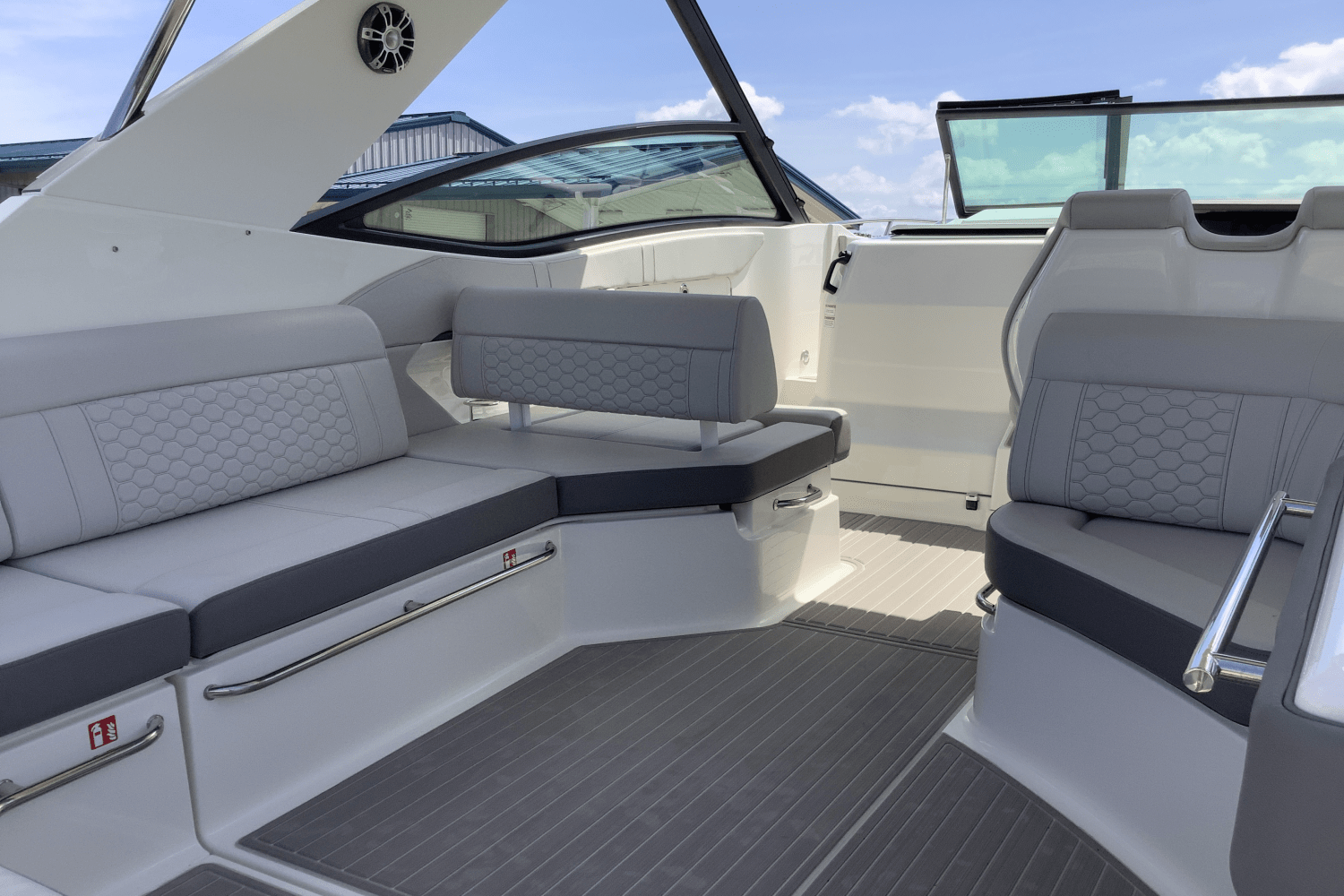 Slide: The Image of Sea Ray Sundancer 320 2025 - 12