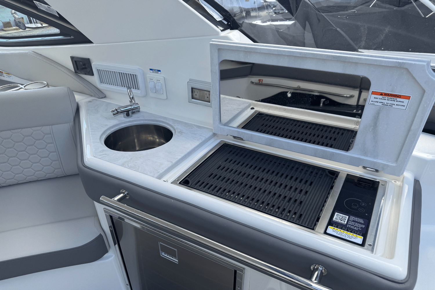 Slide: The Image of Sea Ray Sundancer 320 2025 - 12