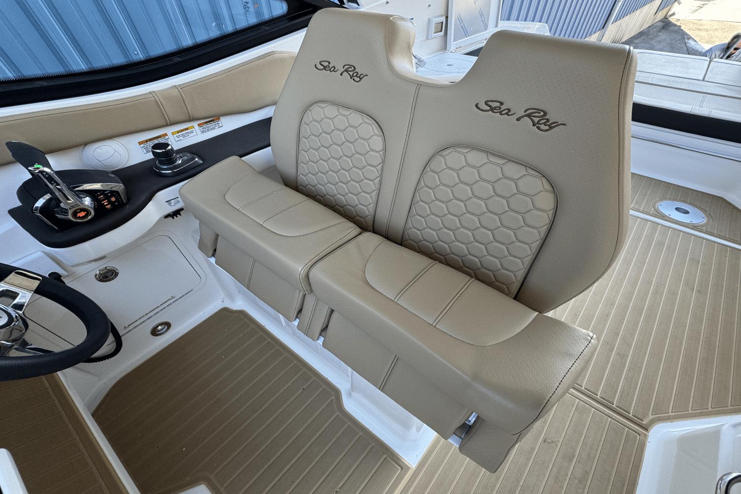 Slide: The Image of Sea Ray Sundancer 320 2025 - 12