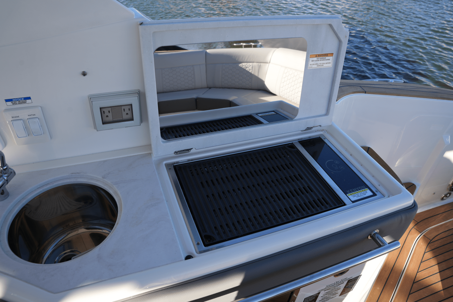 Slide: The Image of Sea Ray Sundancer 320 2025 - 12