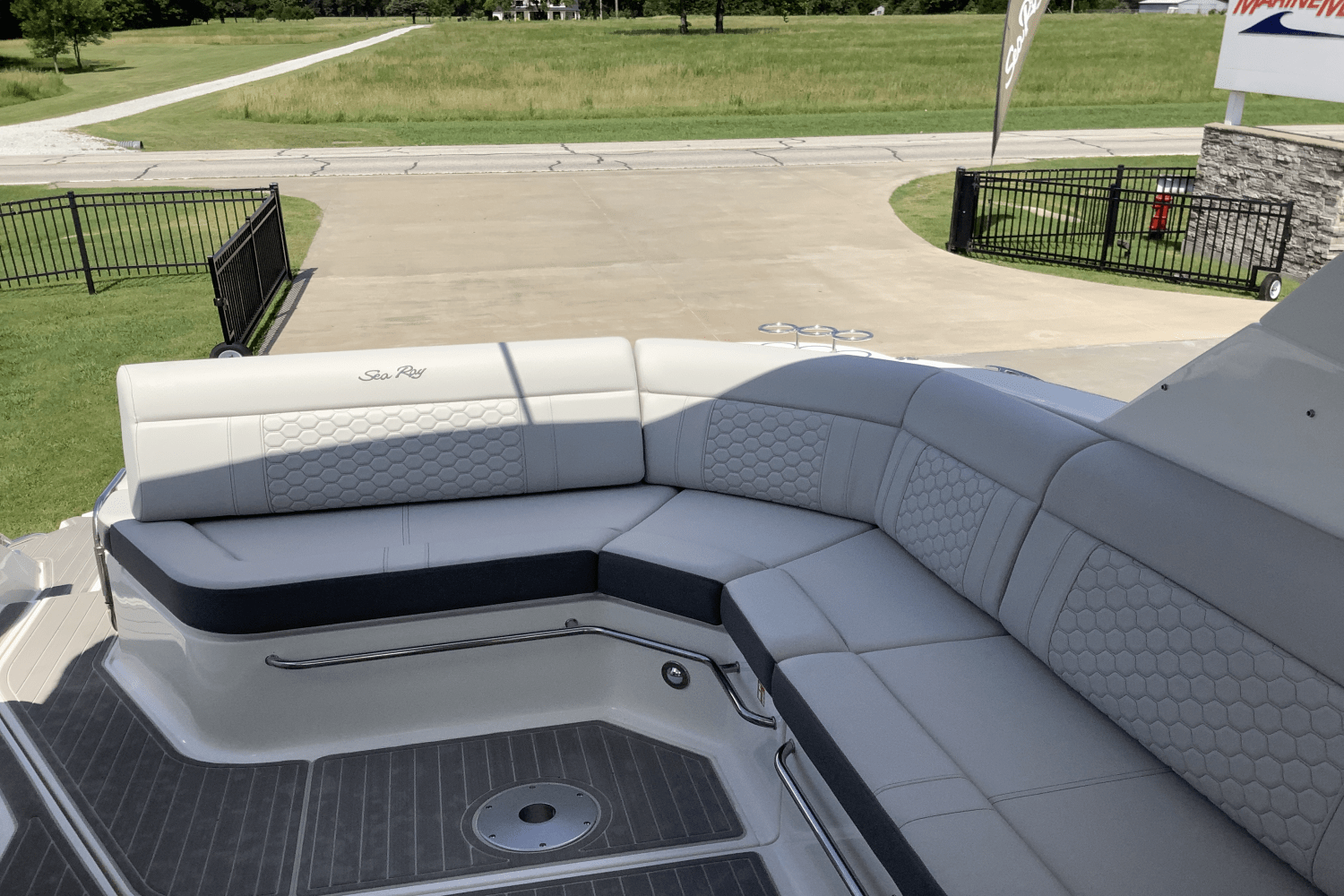 Slide: The Image of Sea Ray Sundancer 320 2025 - 13