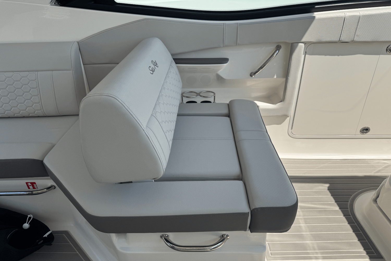 Slide: The Image of Sea Ray Sundancer 320 2025 - 13