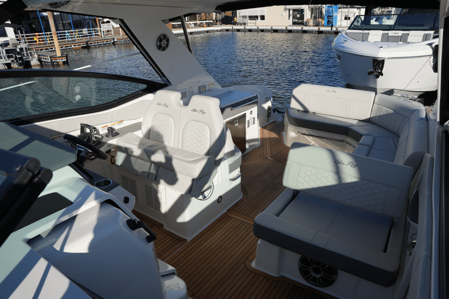 Slide: The Image of Sea Ray Sundancer 320 2025 - 13
