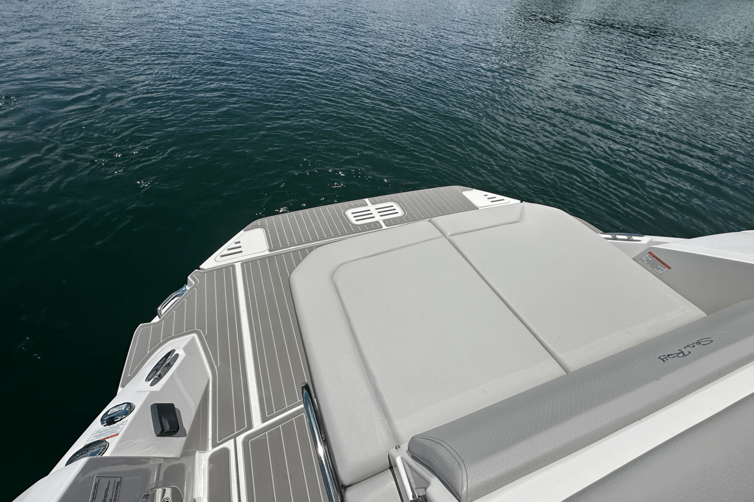 Slide: The Image of Sea Ray Sundancer 320 2025 - 13