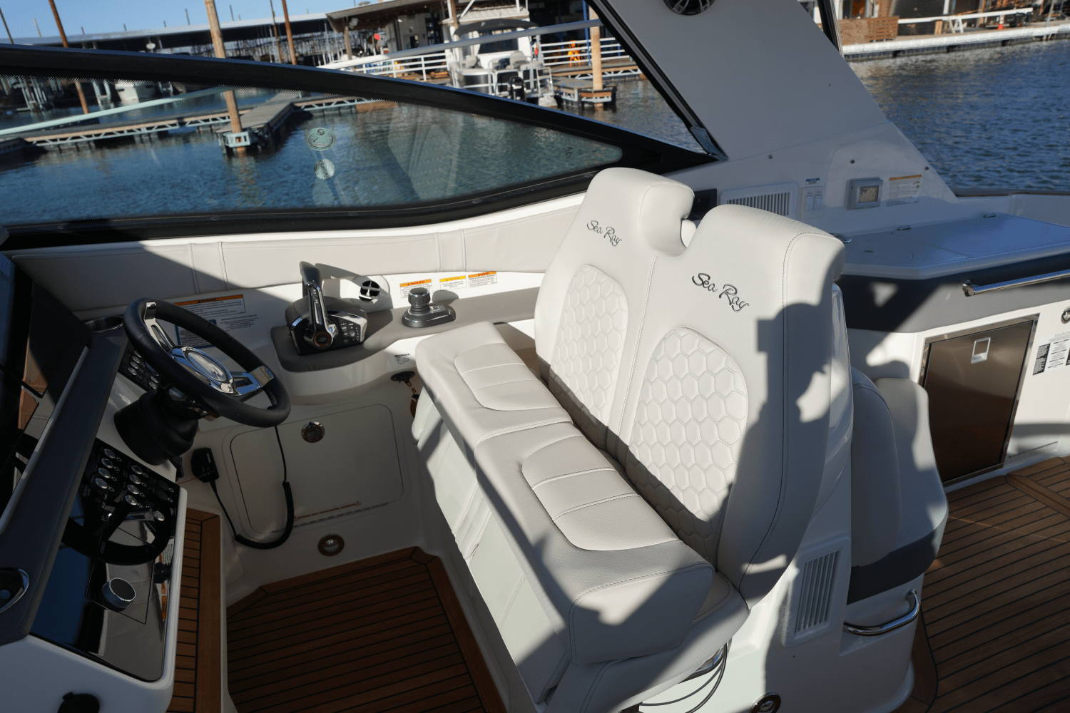 Slide: The Image of Sea Ray Sundancer 320 2025 - 14