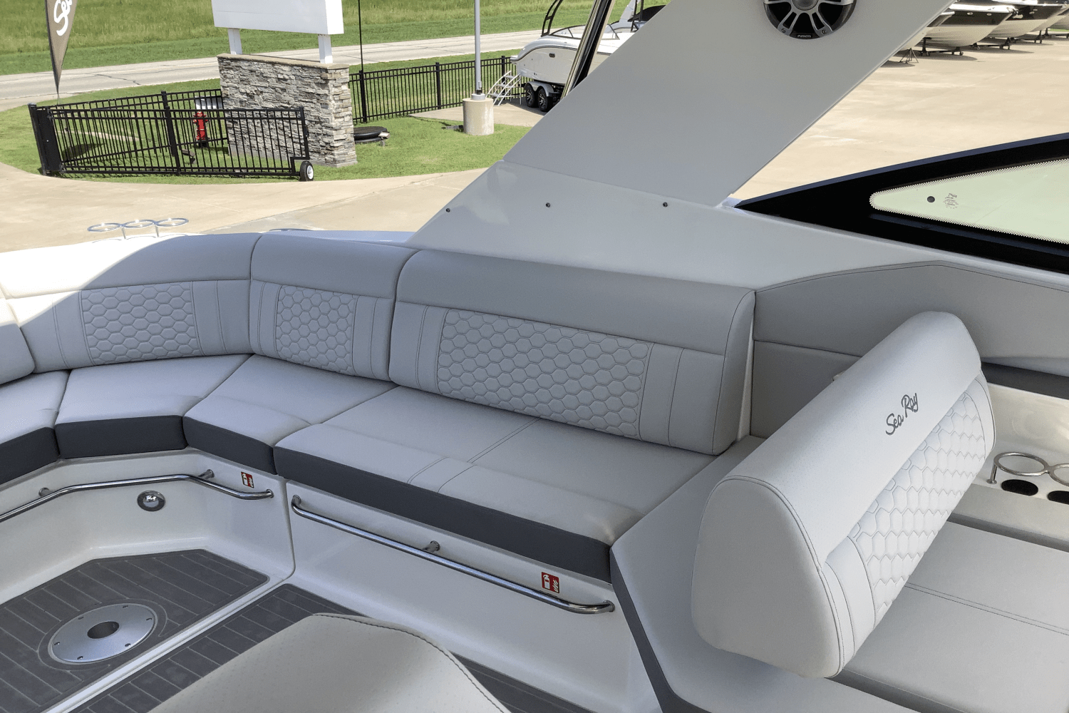 Slide: The Image of Sea Ray Sundancer 320 2025 - 14