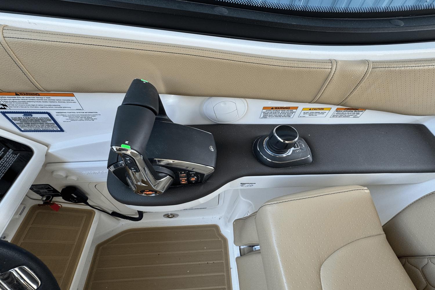 Slide: The Image of Sea Ray Sundancer 320 2025 - 14