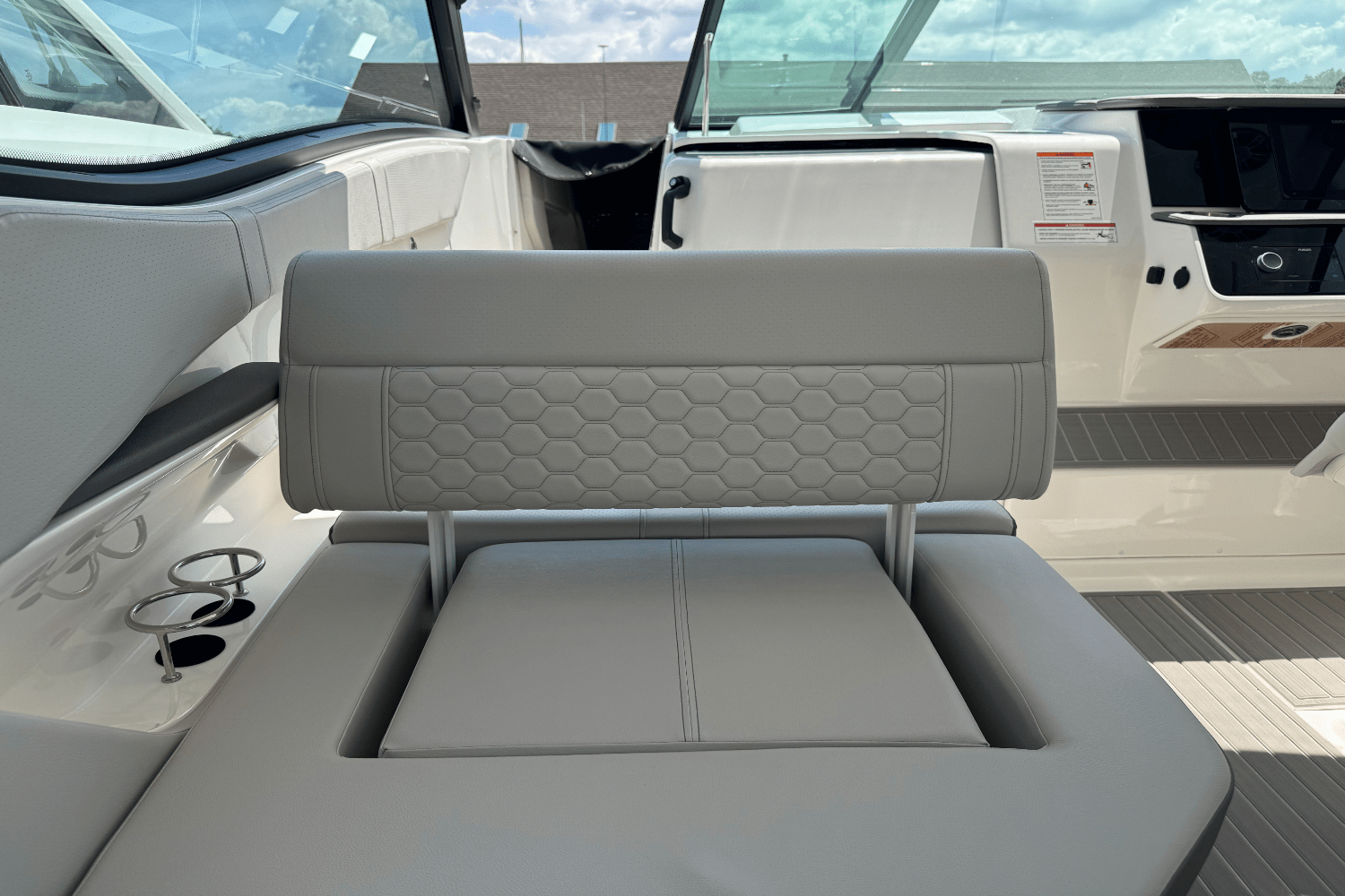 Slide: The Image of Sea Ray Sundancer 320 2025 - 14