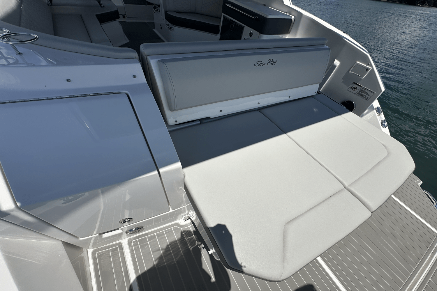 Slide: The Image of Sea Ray Sundancer 320 2025 - 14