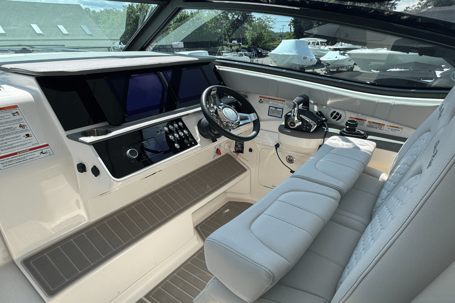 Slide: The Image of Sea Ray Sundancer 320 2025 - 15