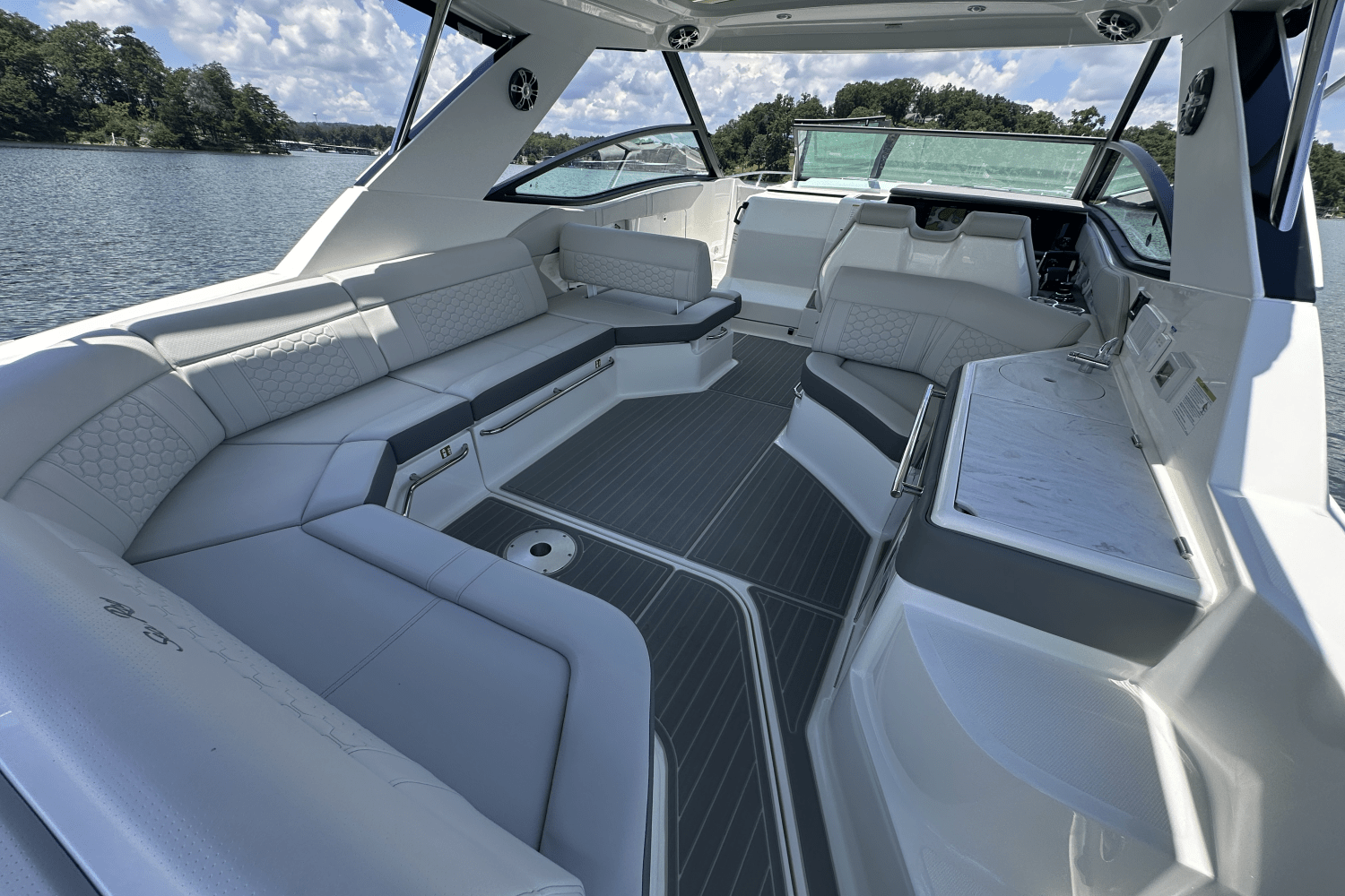 Slide: The Image of Sea Ray Sundancer 320 2025 - 15