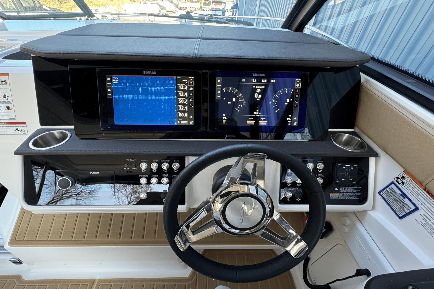 Slide: The Image of Sea Ray Sundancer 320 2025 - 15