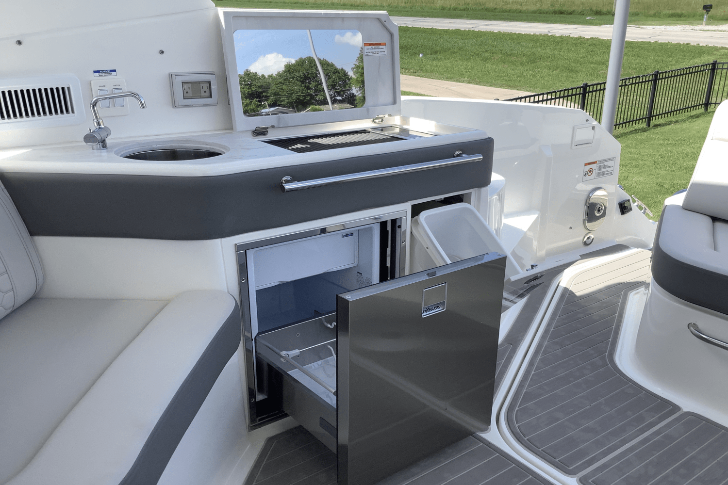 Slide: The Image of Sea Ray Sundancer 320 2025 - 15