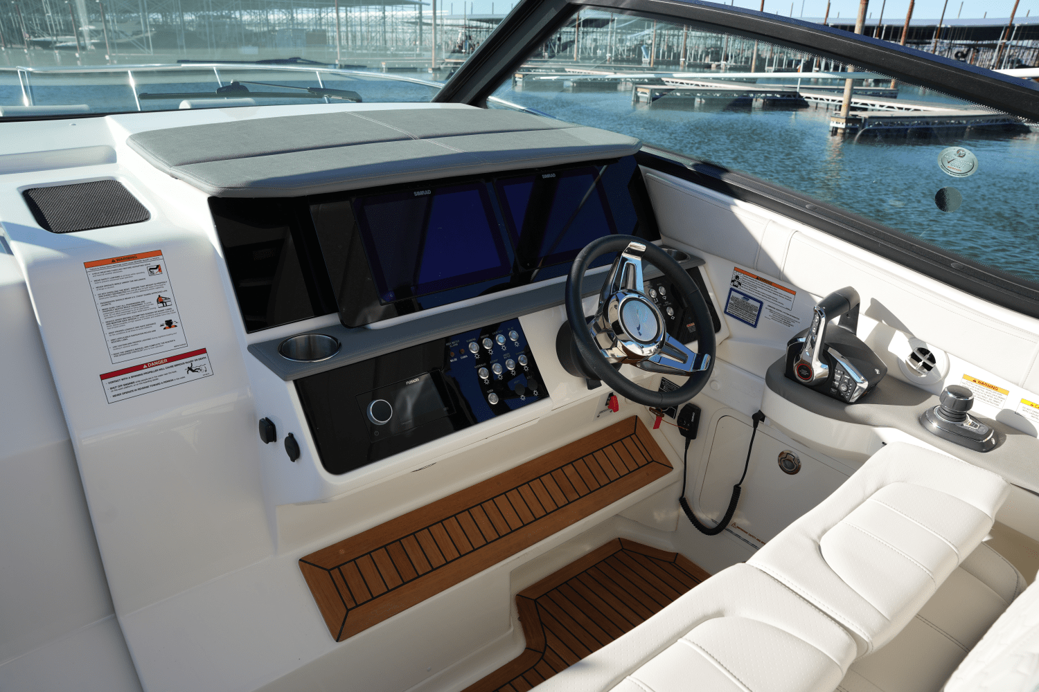 Slide: The Image of Sea Ray Sundancer 320 2025 - 15