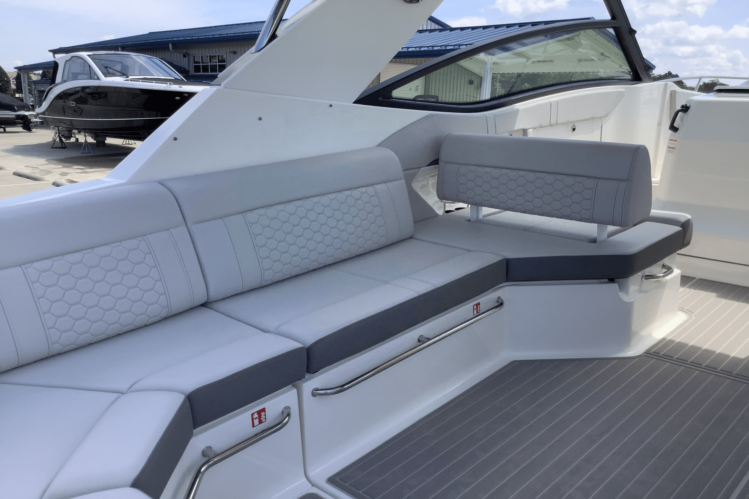 Slide: The Image of Sea Ray Sundancer 320 2025 - 16