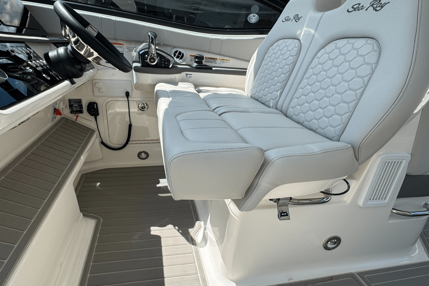 Slide: The Image of Sea Ray Sundancer 320 2025 - 16