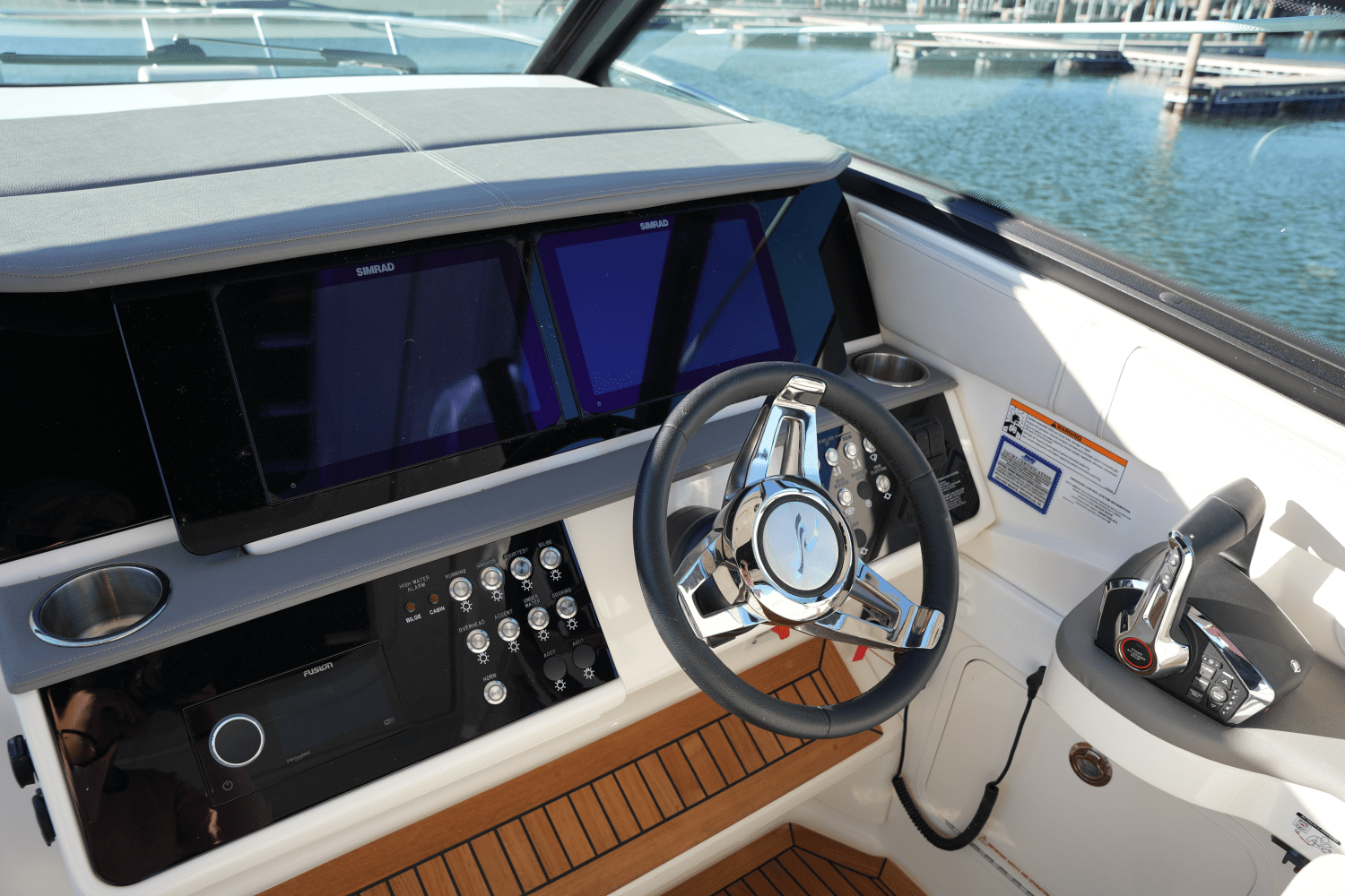 Slide: The Image of Sea Ray Sundancer 320 2025 - 16