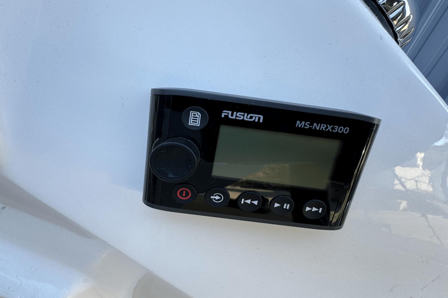 Slide: The Image of Sea Ray Sundancer 320 2025 - 16