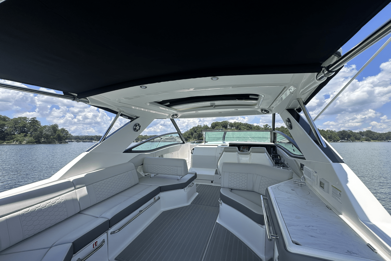 Slide: The Image of Sea Ray Sundancer 320 2025 - 16