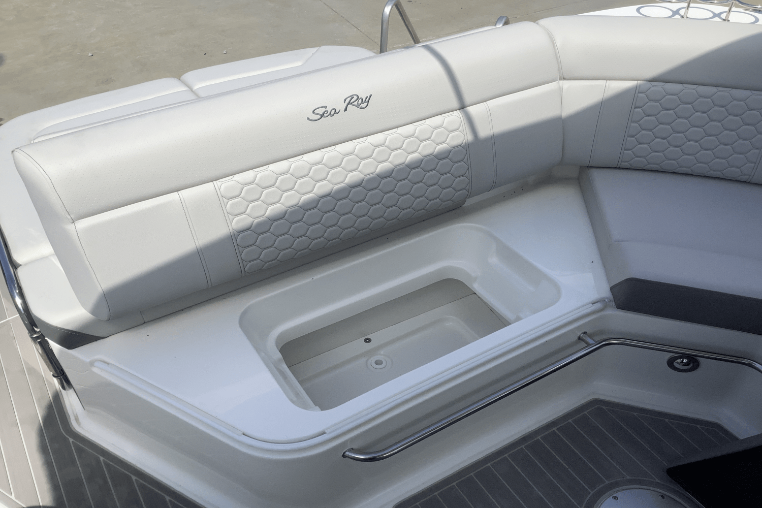 Slide: The Image of Sea Ray Sundancer 320 2025 - 17