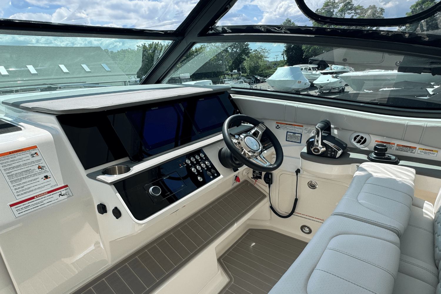 Slide: The Image of Sea Ray Sundancer 320 2025 - 17