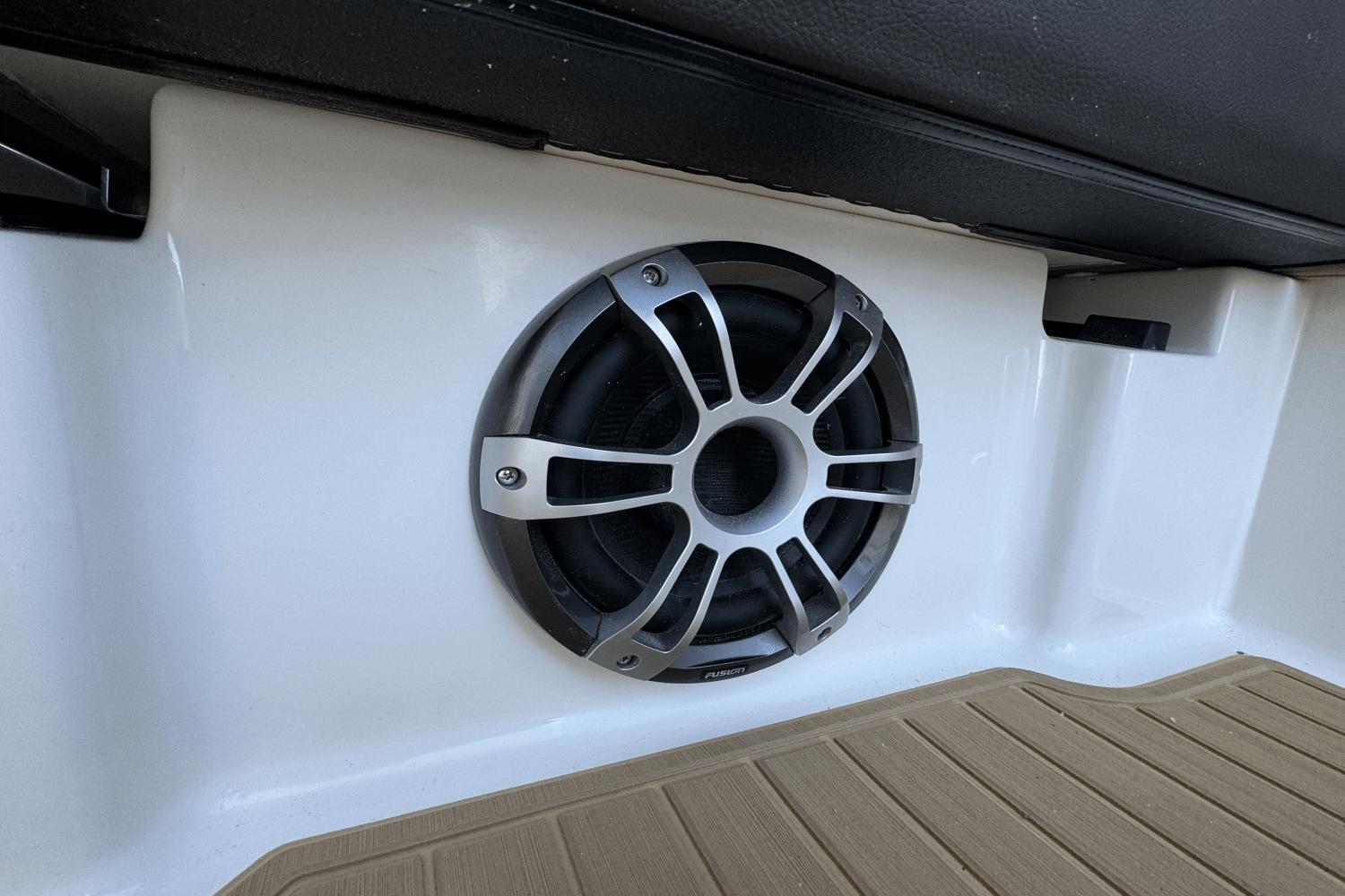 Slide: The Image of Sea Ray Sundancer 320 2025 - 17