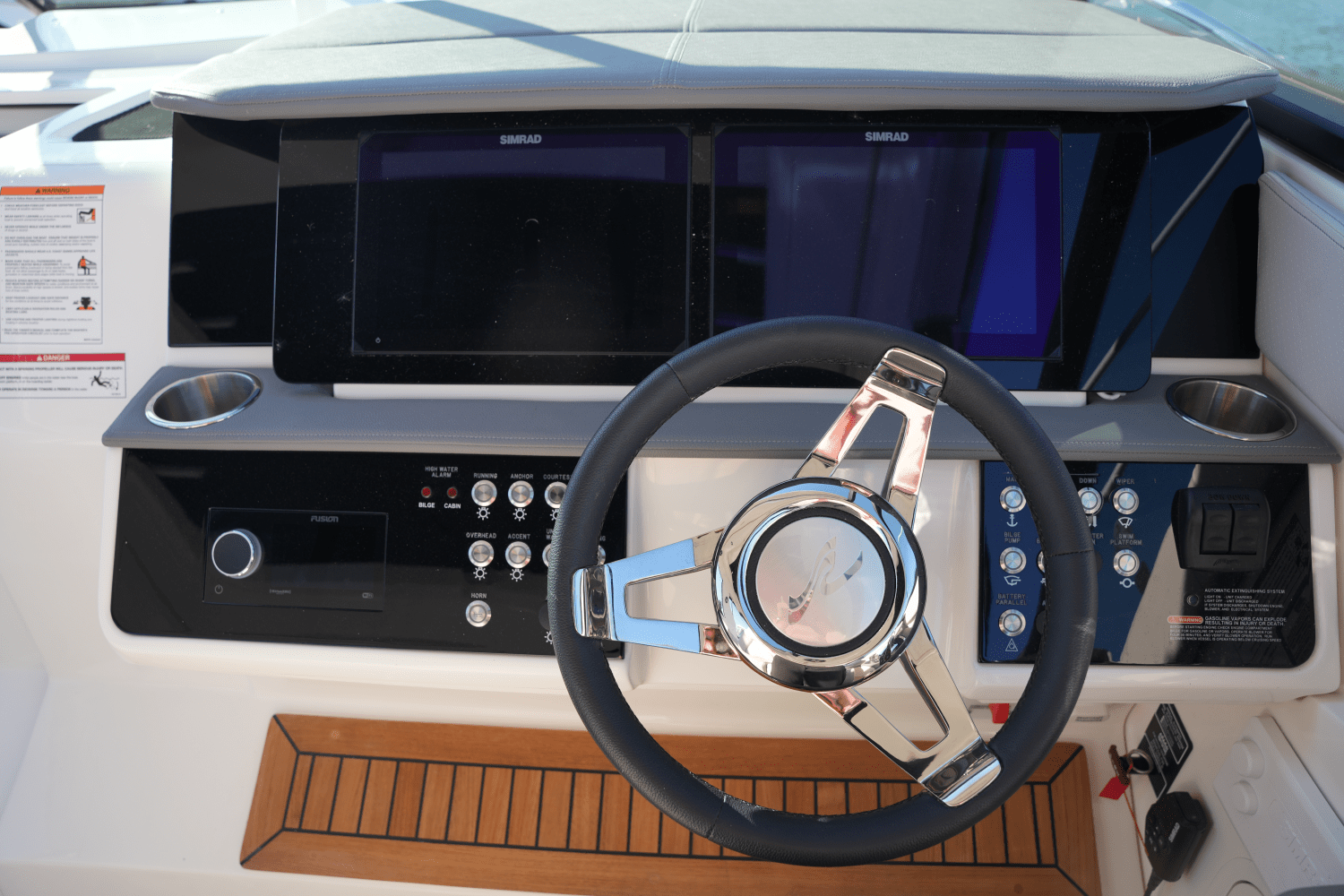 Slide: The Image of Sea Ray Sundancer 320 2025 - 17