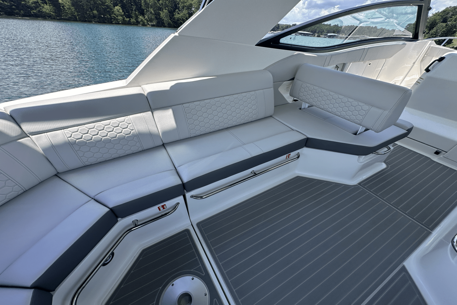 Slide: The Image of Sea Ray Sundancer 320 2025 - 17