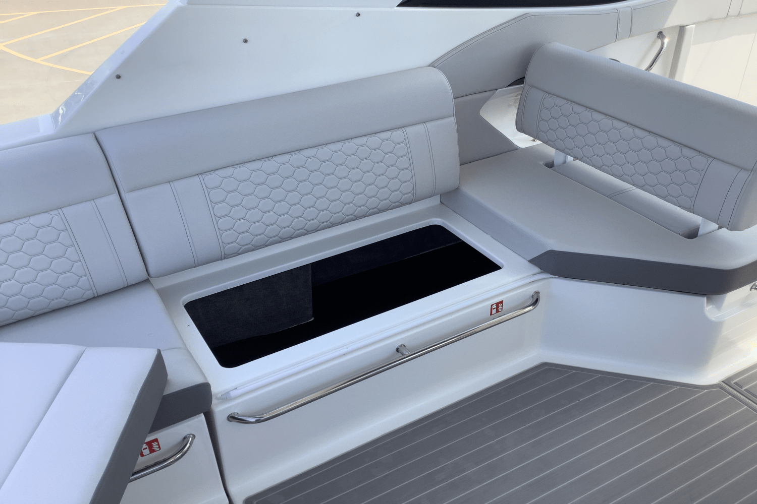 Slide: The Image of Sea Ray Sundancer 320 2025 - 18