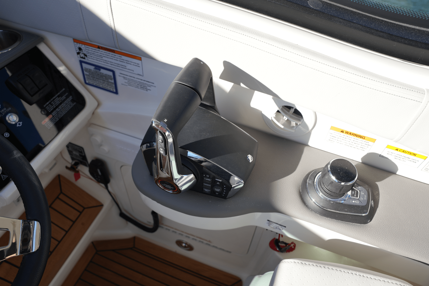 Slide: The Image of Sea Ray Sundancer 320 2025 - 18