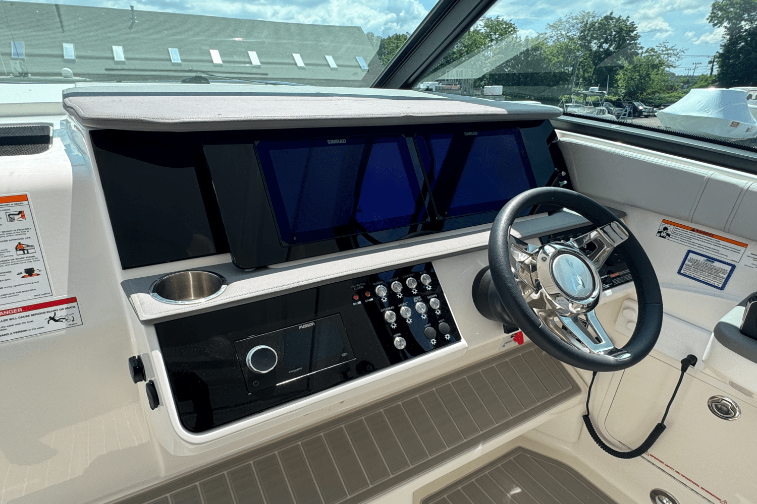 Slide: The Image of Sea Ray Sundancer 320 2025 - 18