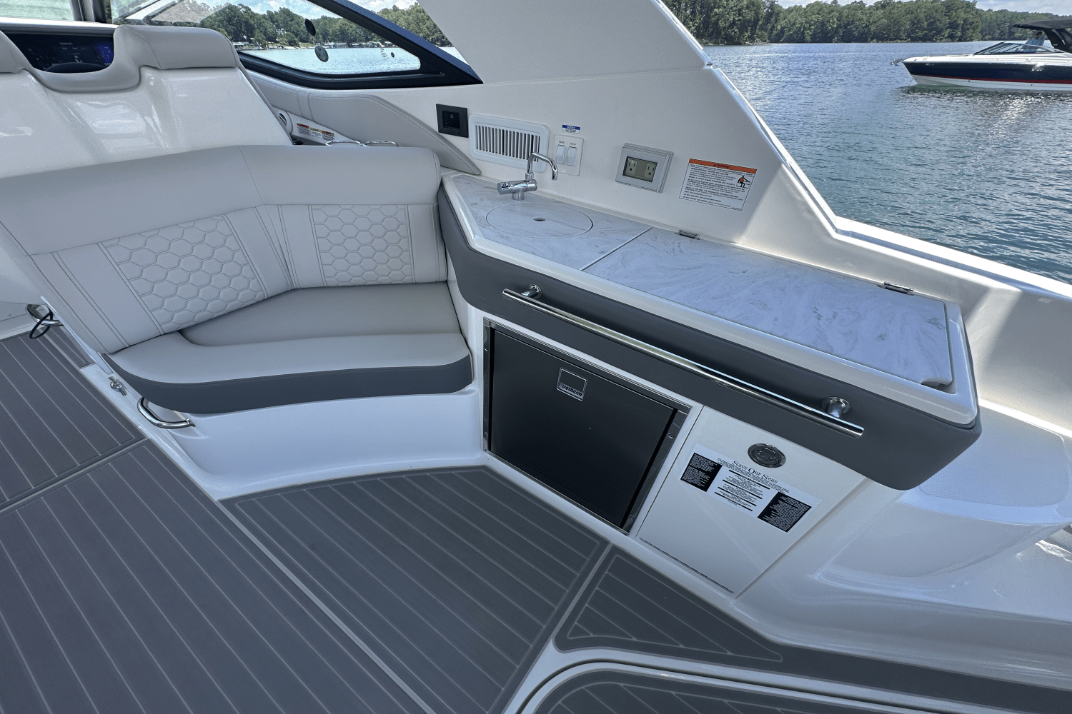Slide: The Image of Sea Ray Sundancer 320 2025 - 18