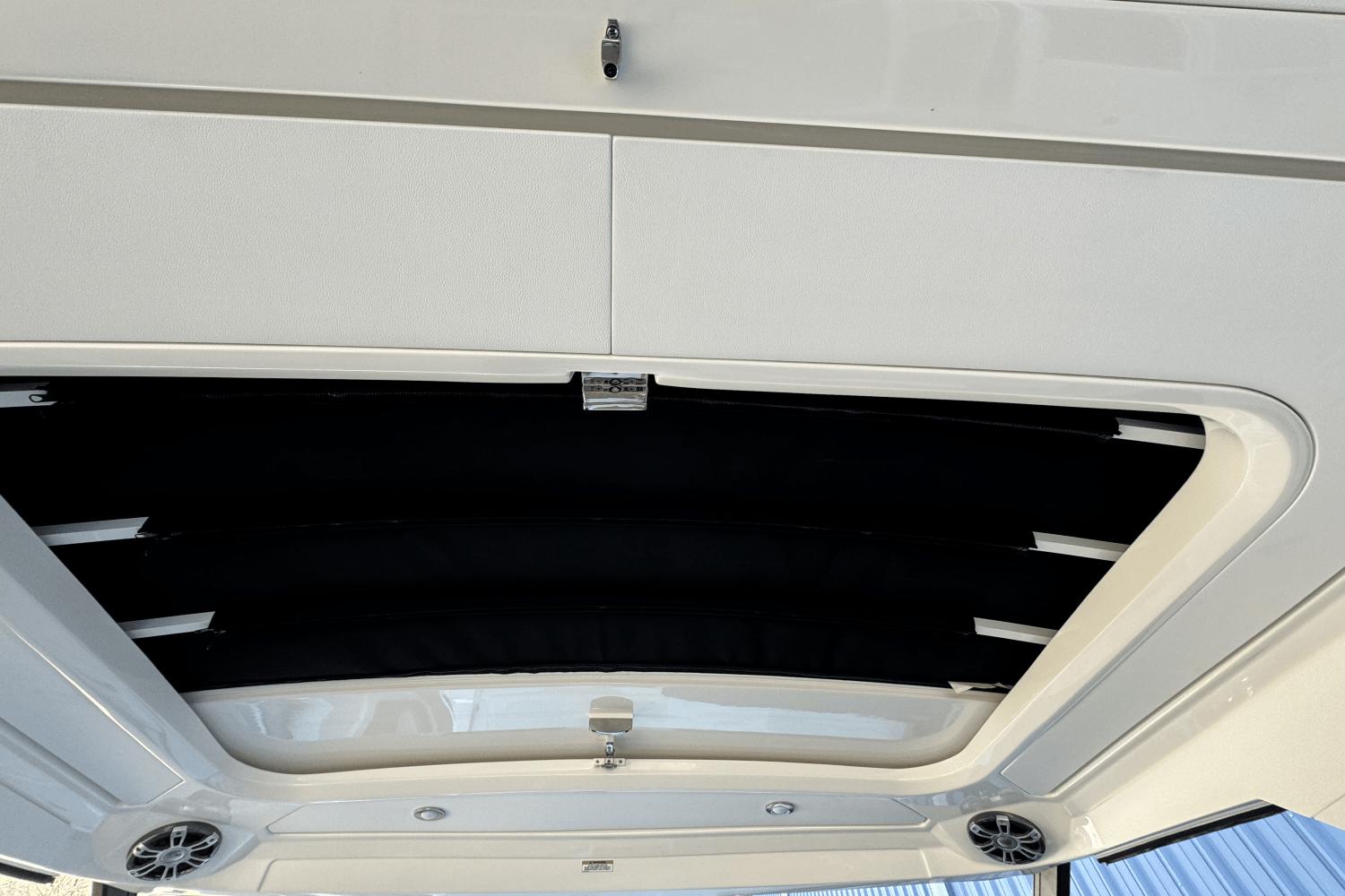 Slide: The Image of Sea Ray Sundancer 320 2025 - 18