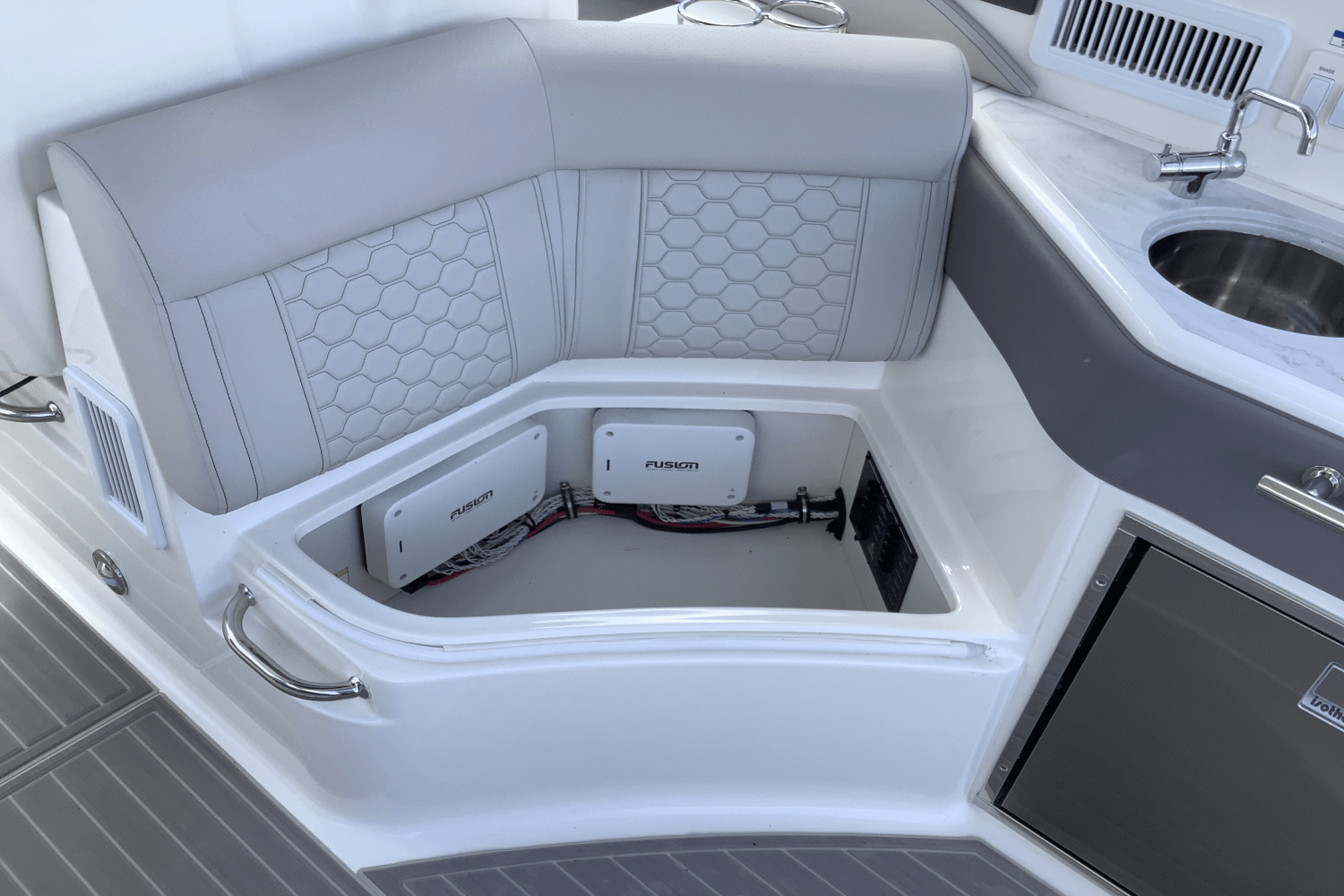 Slide: The Image of Sea Ray Sundancer 320 2025 - 19