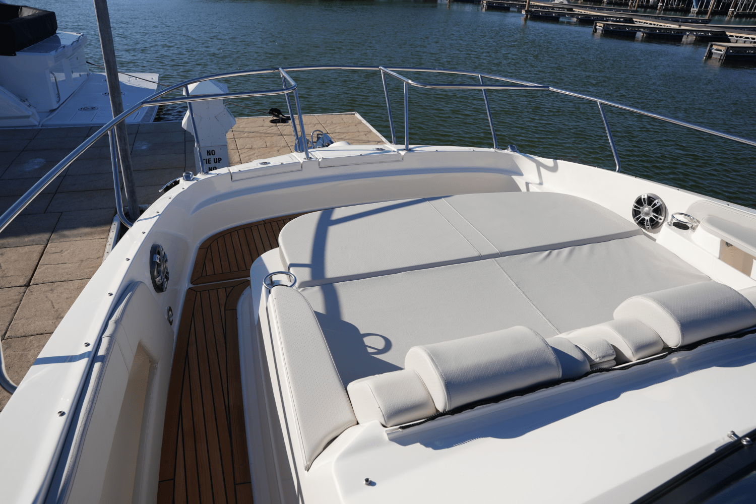 Slide: The Image of Sea Ray Sundancer 320 2025 - 19
