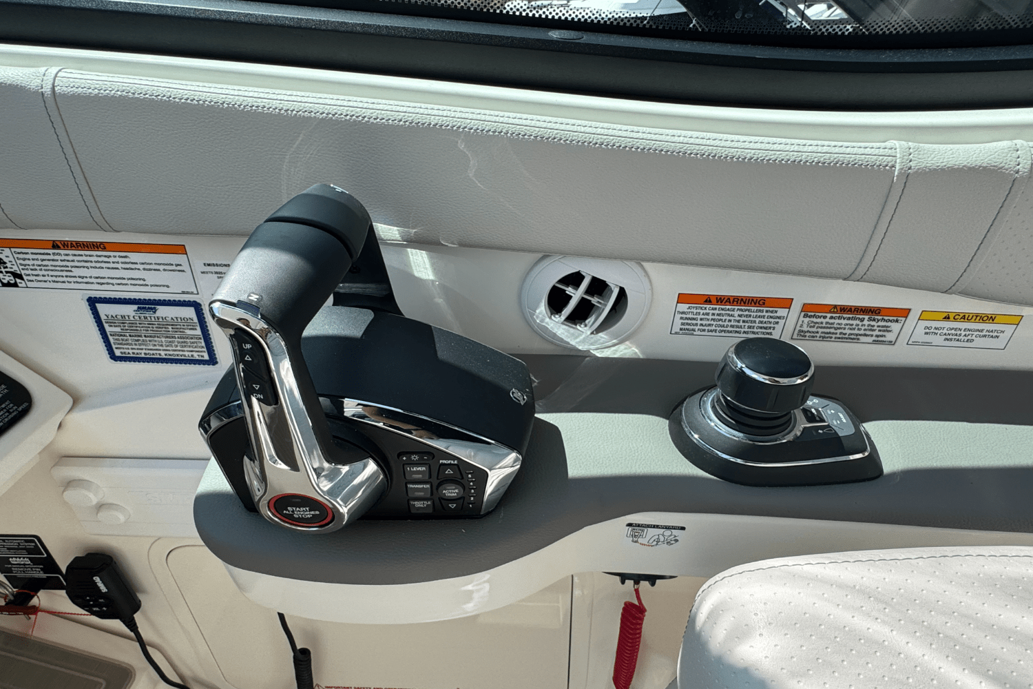 Slide: The Image of Sea Ray Sundancer 320 2025 - 19