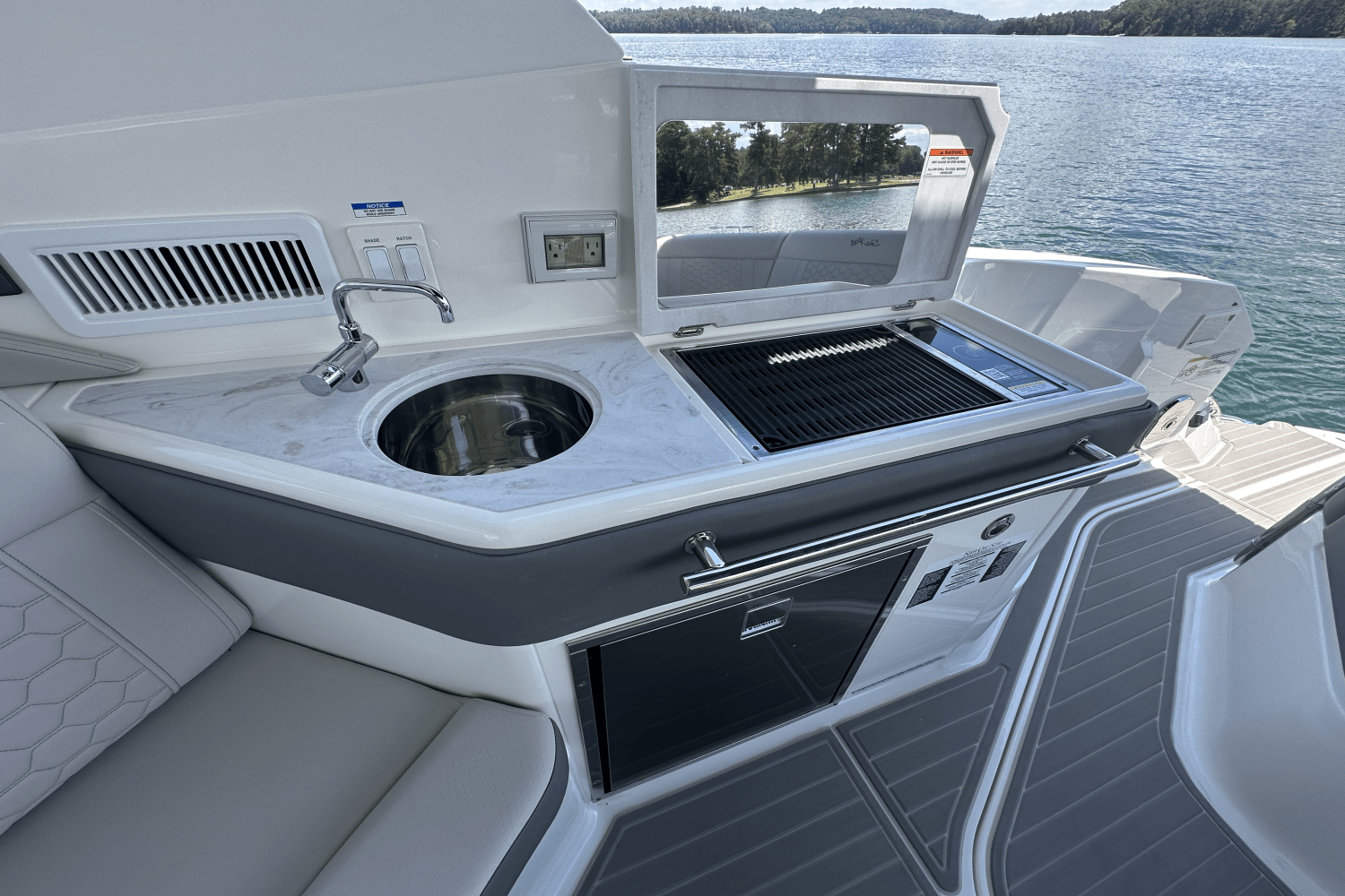 Slide: The Image of Sea Ray Sundancer 320 2025 - 19