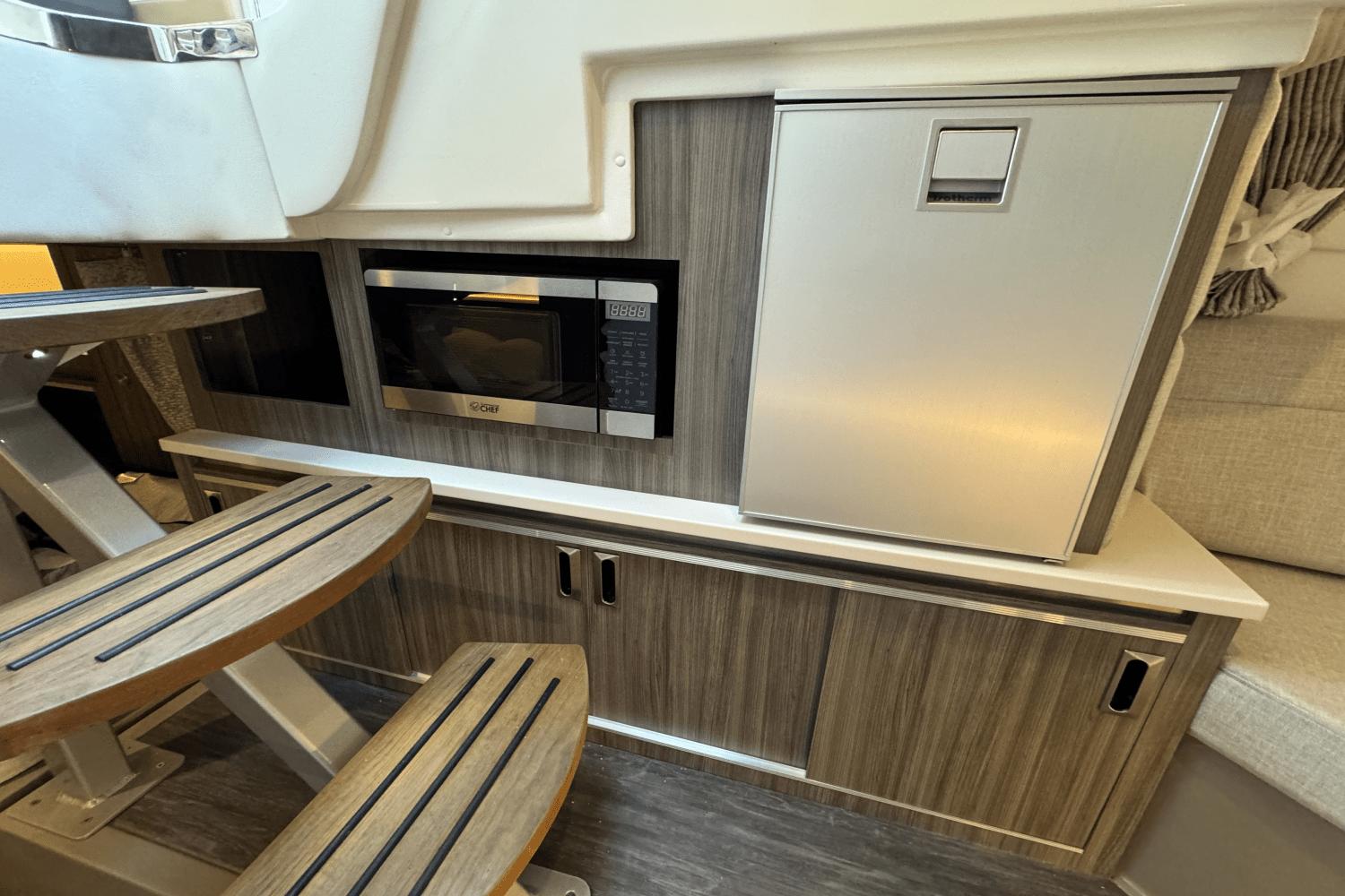 Slide: The Image of Sea Ray Sundancer 320 2025 - 19